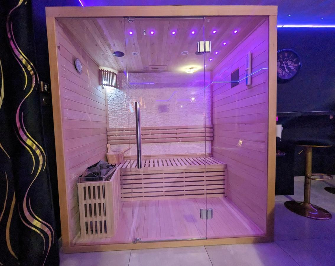 פרפיניין La Gold Room Jacuzzi & Sauna Prive מראה חיצוני תמונה